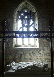 Iona Abbey: tomb.